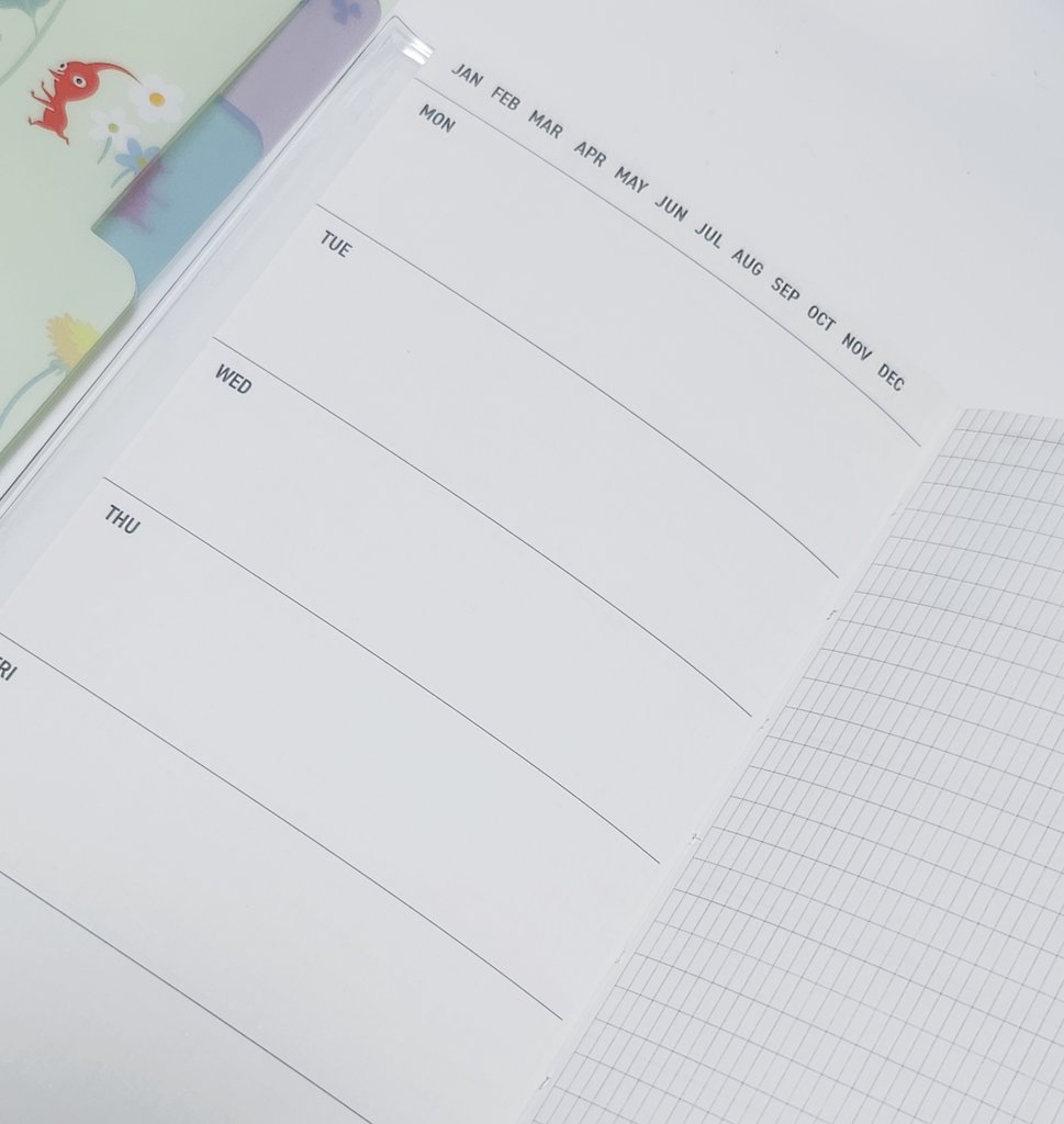 geulssi_'s tweet image. 다이소 위클리 다이어리
다이소 신상은 눈에띌때 안 구하면 귀신같이 단종되니까 일단 써보고 생각할까 하고 집어왔는데
만년필 쓸 수 있고 &amp;lt;아주 중요
딱 기본만 있는 월간 만년형 / 위클리 세로형에 메모 구성이 잘 쓰던 포맷이라 몹시 솔깃하다
일단 들고다니면서 써봐야지!