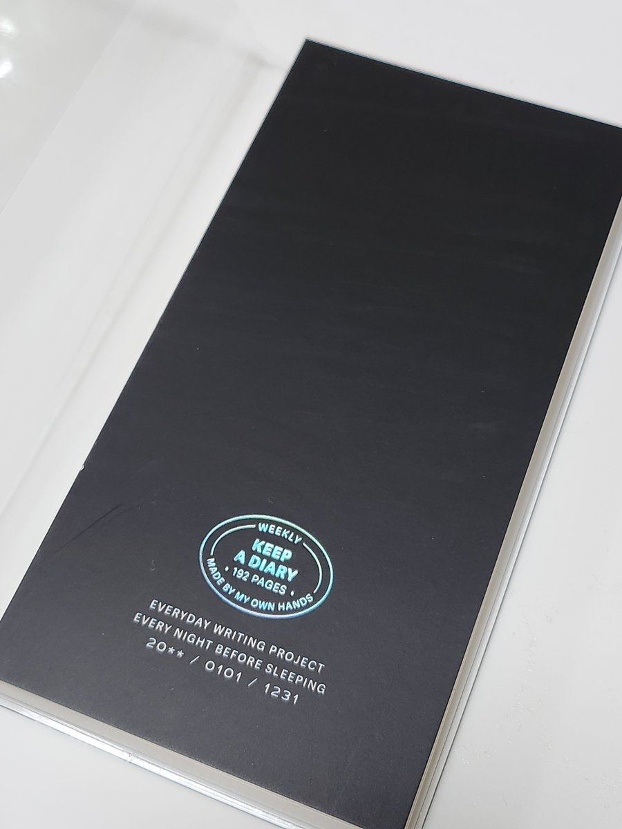 geulssi_'s tweet image. 다이소 위클리 다이어리
다이소 신상은 눈에띌때 안 구하면 귀신같이 단종되니까 일단 써보고 생각할까 하고 집어왔는데
만년필 쓸 수 있고 &amp;lt;아주 중요
딱 기본만 있는 월간 만년형 / 위클리 세로형에 메모 구성이 잘 쓰던 포맷이라 몹시 솔깃하다
일단 들고다니면서 써봐야지!