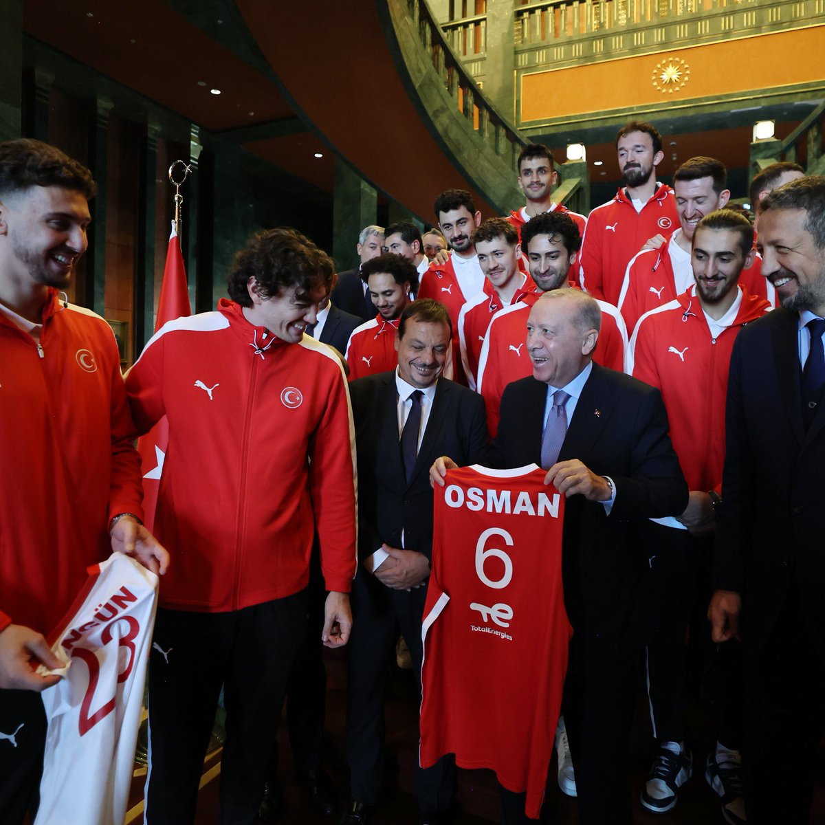 daktilock's tweet image. Basketbolun Kahramanları Külliyede...

Cumhurbaşkanı Erdoğan, A Milli Basketbol Takımı’yla buluştu.
#12devadam #RecepTayyipErdoğan