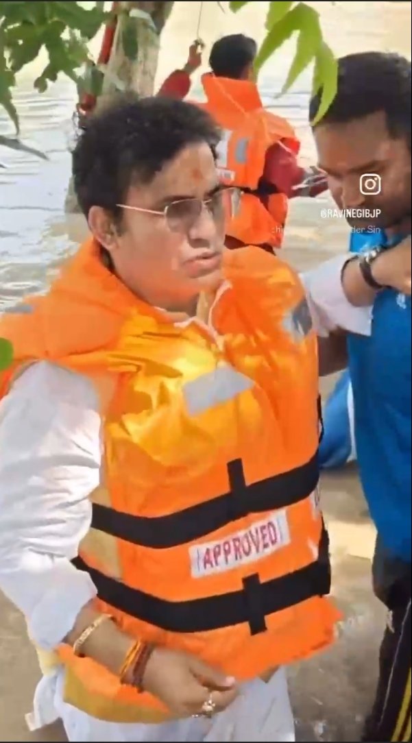 This is Ravi Negi, MLA, Patparganj, <a href="/BJP4India/">BJP</a> BJP

Entered flooded Yamuna river along with animal rescuers, helped rescue many cows, dogs, appreciate him beyond politics

Later, He made it a point to honour animal rescuers at a function in Mayur Vihar, Delhi... ( 1/6 ) 🧵Thread
