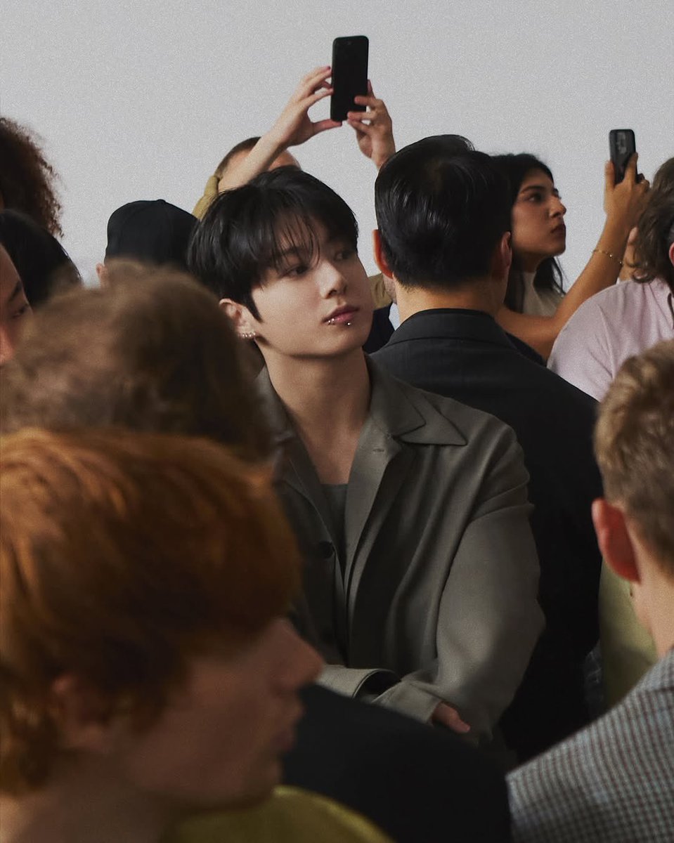 é impressionante como a presença do jungkook consegue ser, ao mesmo tempo, tão forte e marcante e ainda assim transmitir uma delicadeza e ternura imensa