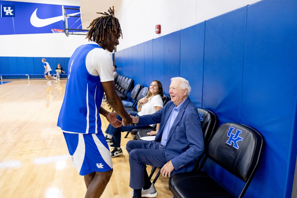 KentuckyMBB's tweet image. A college basketball legend was in the house for practice yesterday. 

Thanks for stopping by, Bill Raftery 👏🧅
