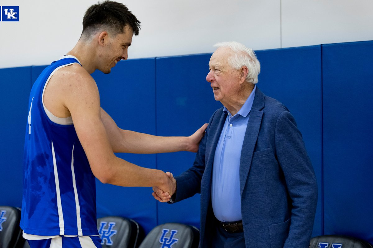 KentuckyMBB's tweet image. A college basketball legend was in the house for practice yesterday. 

Thanks for stopping by, Bill Raftery 👏🧅