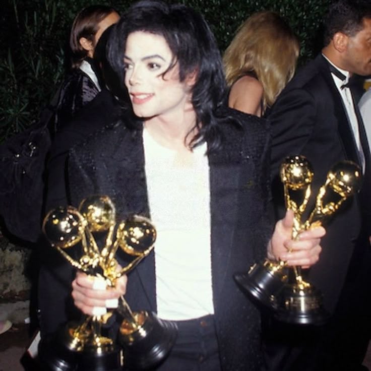 #KeepMICHAELING ❣️

👑 #MichaelJackson #KingOfPop 👑