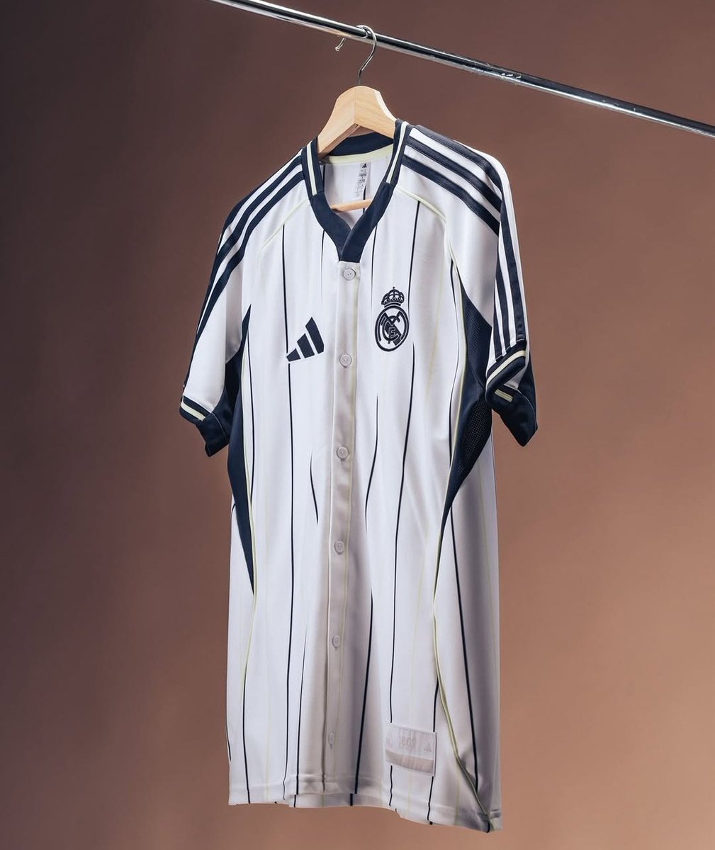 🚨 SORTEO INTERNACIONAL 🚨

🤍 Con motivo de la vuelta de Jude Bellingham, si el Real Madrid gana hoy vamos a sortear esta camiseta entre uno de los que den RT a este tweet y nos sigan a mí y <a href="/Ctinfo_17/">Ctinfo_17</a> 🤍

*OPCIONAL* 
Mencionar a un amigo (doble participación