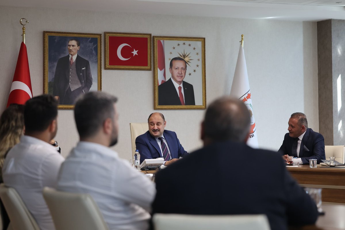 Göbeklitepe Gazeteciler ve Yazarlar Cemiyeti olarak, Şanlıurfa Büyükşehir Belediye Başkanımız Sayın Mehmet Kasım Gülpınar’ı ziyaret ettik.

🔹 Şehrimizin geleceği, basının rolü ve kültürel mirasımız üzerine verimli bir sohbet gerçekleştirdik.

Sayın Başkanımıza nazik ev sahipliği