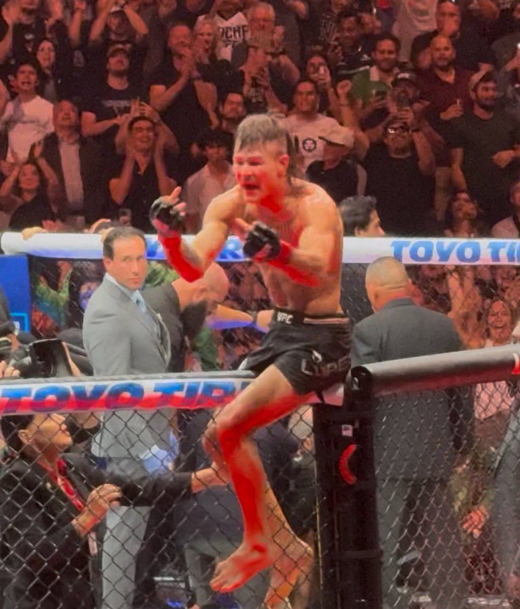 MMAThanos's tweet photo. This is an all time photo right here https://t.co/GYaXnAMX7v