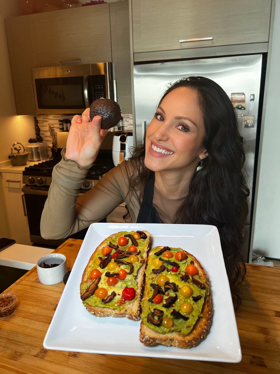 VeginnerCooking's tweet photo. 🥑 Avocado toast, but make it ✨extra✨! Creamy avo, teeny tomatoes, chili flakes, lemon juice &amp; crispy mushrooms = the perfect crunch.

💡Veginner tip: mash w/lemon or lime to keep color fresh 🍋

Full recipe 👉 https://t.co/f6xdPY9BIn 

Love, Cheryl

#avocadotoast #veganrecipes https://t.co/Ht8nr8HwUl