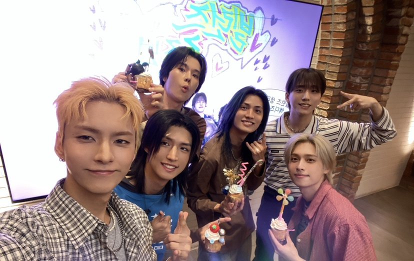 📸 : 𝗫𝘁𝗿𝗮 𝗦𝗰𝗲𝗻𝗲𝘀 | Siapa yang kemarin hadir di siaran langsung? Ada kue, surat, dan kelakuan random kami. Sekali lagi, selamat ulang tahun! 🥳