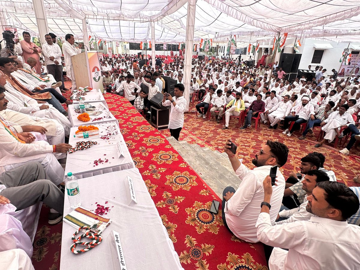 आज विधानसभा क्षेत्र लालसोट (दौसा) में आयोजित संविधान बचाओ सभा एवं 'वोट चोर-गद्दी छोड़' के खिलाफ हस्ताक्षर अभियान में शामिल होकर जनसभा को संबोधित किया और लोकतंत्र को बचाने का संकल्प लिया।