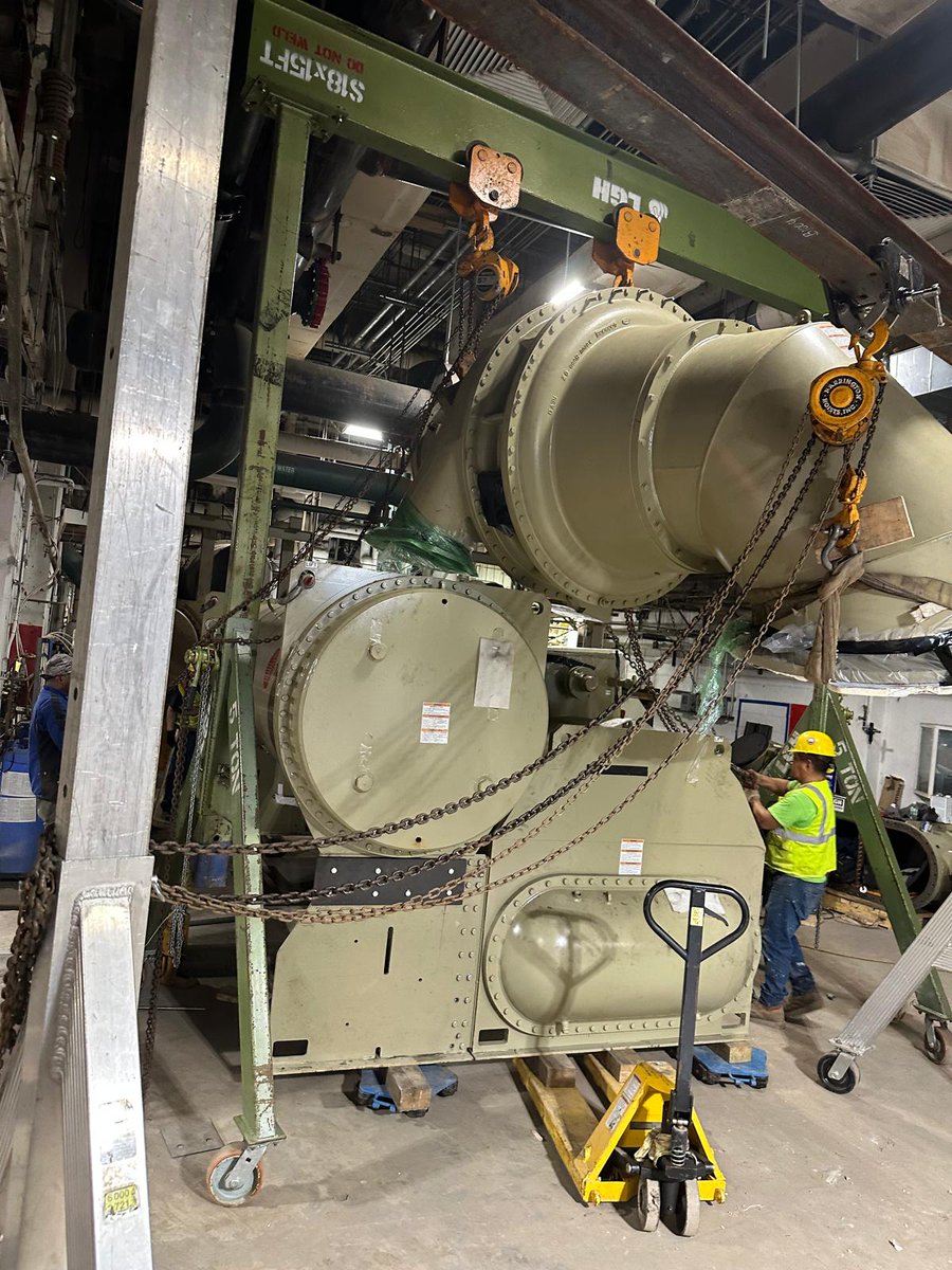 UnitedRigging's tweet image. 🍂 Fall is here, and that means prepping boilers, HVAC, and rooftop systems before winter hits. Our rigging crews help facilities managers and contractors move heavy equipment safely and on schedule.
#FacilitiesManagement #RiggingSupport #NYCProjects