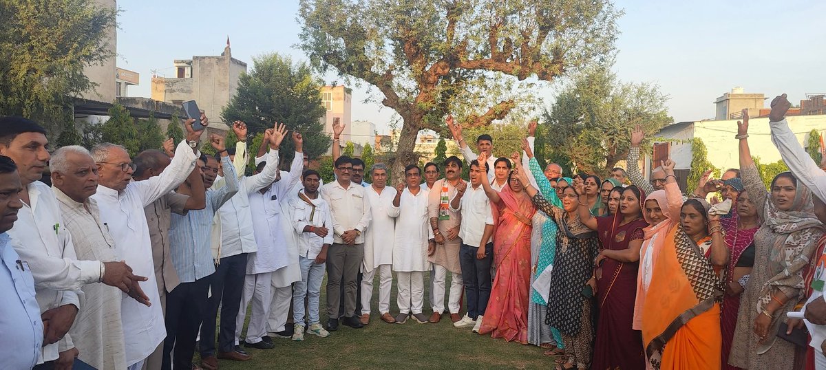 जिला कांग्रेस कमेटी,झुंझनू द्वारा आयोजित "वोट चोर गद्दी छोड़ हस्ताक्षर अभियान" की महत्वपूर्ण बैठक में सहभागिता निभाई ।
<a href="/INCIndia/">Congress</a> <a href="/GovindDotasra/">Govind Singh Dotasra</a>
#votechorgaddichhod