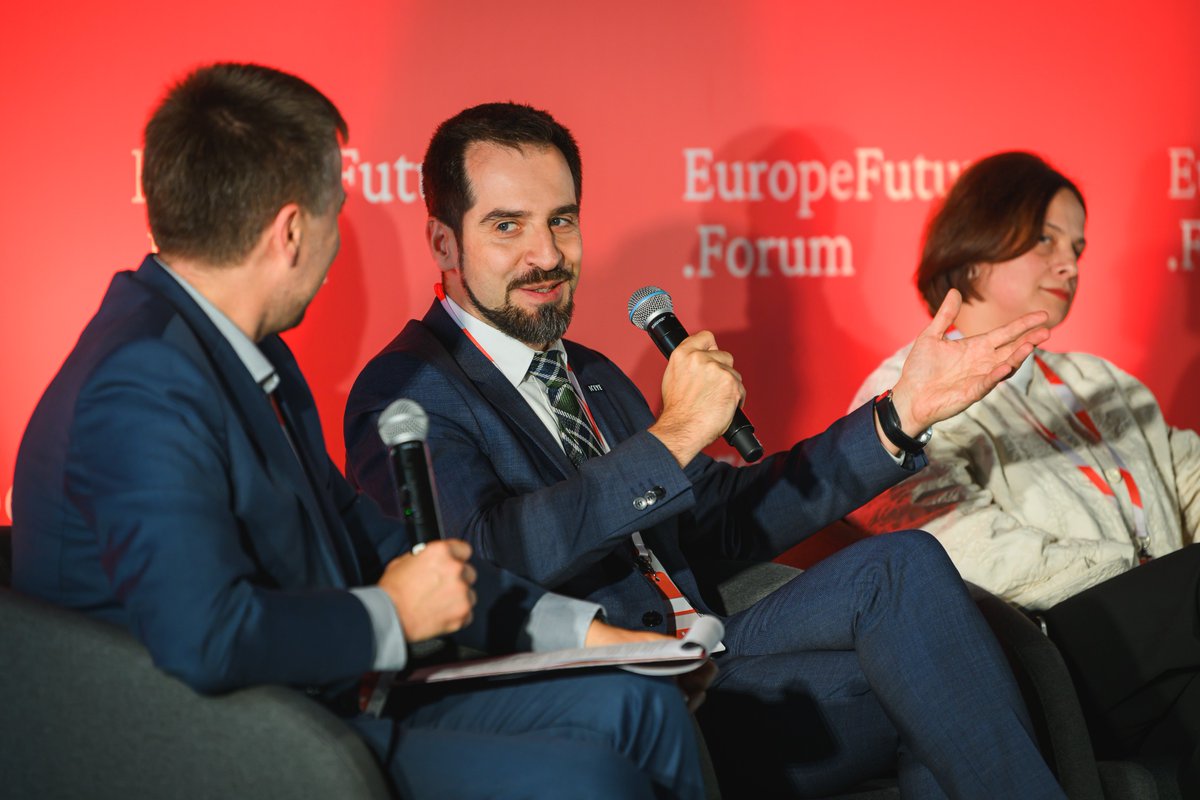 Panel DIY Europe: Tech Sovereignty #EuropeFutureForum 2025

One of the biggest challenges for European tech sovereignty is looking 5 to 10 years ahead and deciding where to direct talent and investments, said <a href="/RCsernatoni/">Dr Raluca Csernatoni</a> (<a href="/Carnegie_Europe/">Carnegie Europe</a>).

With Piotr Matczuk (<a href="/Grupa_PFR/">Grupa PFR</a>),