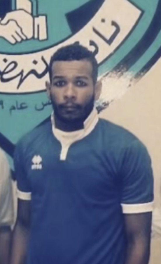 بما ان بطاقتي الاحوال انتهت ورايح اغيرها تذكرت سالفة صارت في لفل ٣ فاينل التشريح ،طلب منا رئيس القسم يشوف بطايقنا الشخصيه بعد الاختبار تجنبًا للغش ويطابق الوجيه فيها .. اول ما اعطيته بطاقتي قعد يضحك يضحك ومابقى دكتور ماناداه وكل ماشاف دكتور الصوره ضحك اكثر من الثاني 
وجهي وقتها: