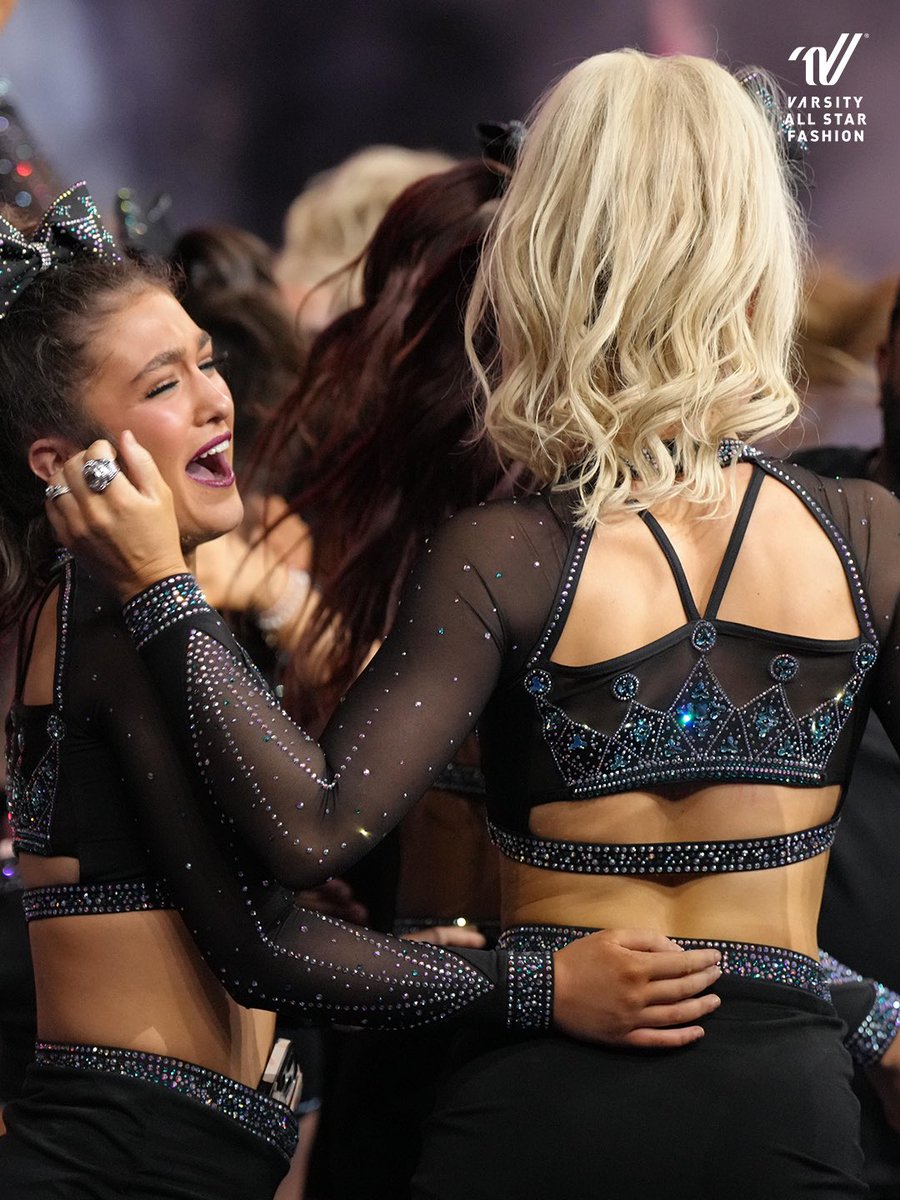 Teal quite literally wore the crown last season and we still haven’t had enough of it 😍 The shaped 𝐒𝐰𝐚𝐫𝐨𝐯𝐬𝐤𝐢 crystals found on the back and skirt are one of our favorite details of <a href="/senior__elite/">𝔖𝔢𝔫𝔦𝔬𝔯 𝔈𝔩𝔦𝔱𝔢</a>’s look! 👑