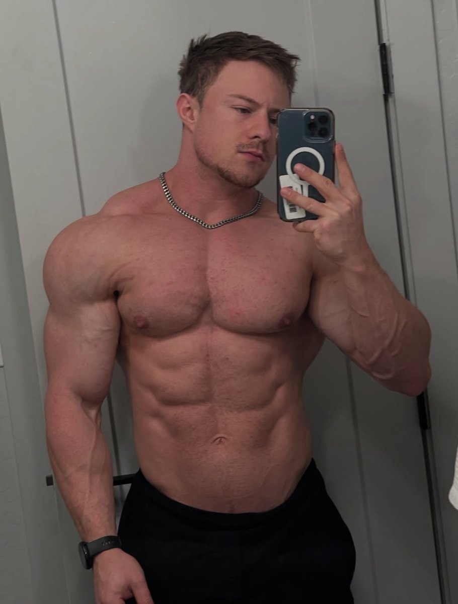 Homos, if you’re ever feeling unmotivated, remind yourself why you go to work… to pay a straight man ☀️ 🤤 Literally funding his physique and investing in fine art 💪