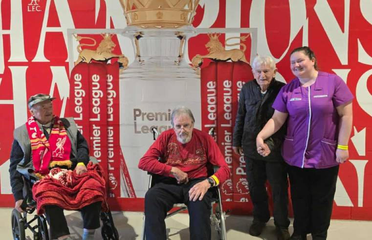 Deewater Grange care home in Chester organised a pitch perfect outing for three lifelong Liverpool FC fans:
bit.ly/3K6OWRm
<a href="/careuk/">Care UK</a> <a href="/LFC/">Liverpool FC</a> #carenews #socialcare #carehome #liverpoolfc