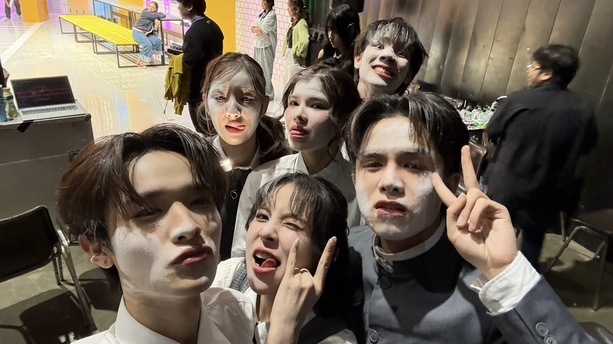 kkennatthapong's tweet image. ทำร้ายกันได้ลงคออ!! #HELLOLOCKEREP4