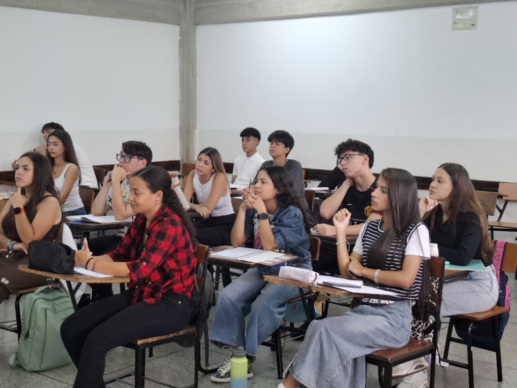 La Universidad Bicentenaria recibió a sus estudiantes en un nuevo cíclo académico marcado con el compromiso de formar profesionales que marquen la diferencia.🎓

#UBA #venezuela #Futuro #Estudiantes #Innovación #Formación #Profesional #Maracay #Turmero