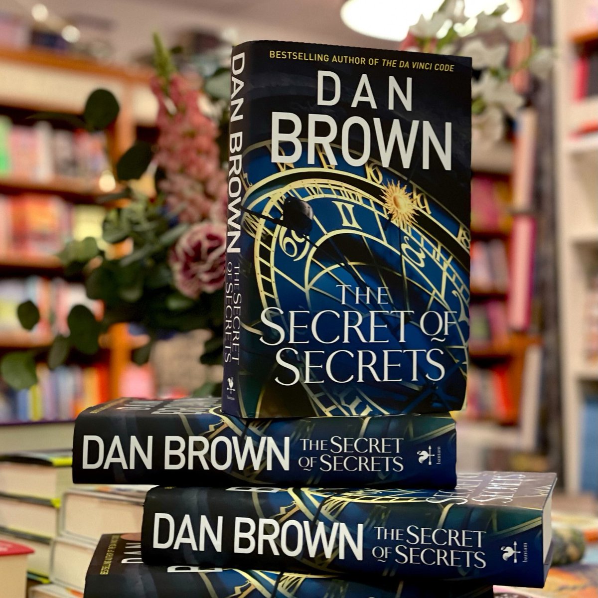 A symbologist is plunged deep into the mysterious past of Prague trying to solve the disappearance of the woman he loves in THE SECRET OF SECRETS, the enthralling new novel OUT NOW from Dan Brown, author of The Da Vinci Code at Waterstones!

waterstones.com/.../dan-brown/…

#LoveLeam