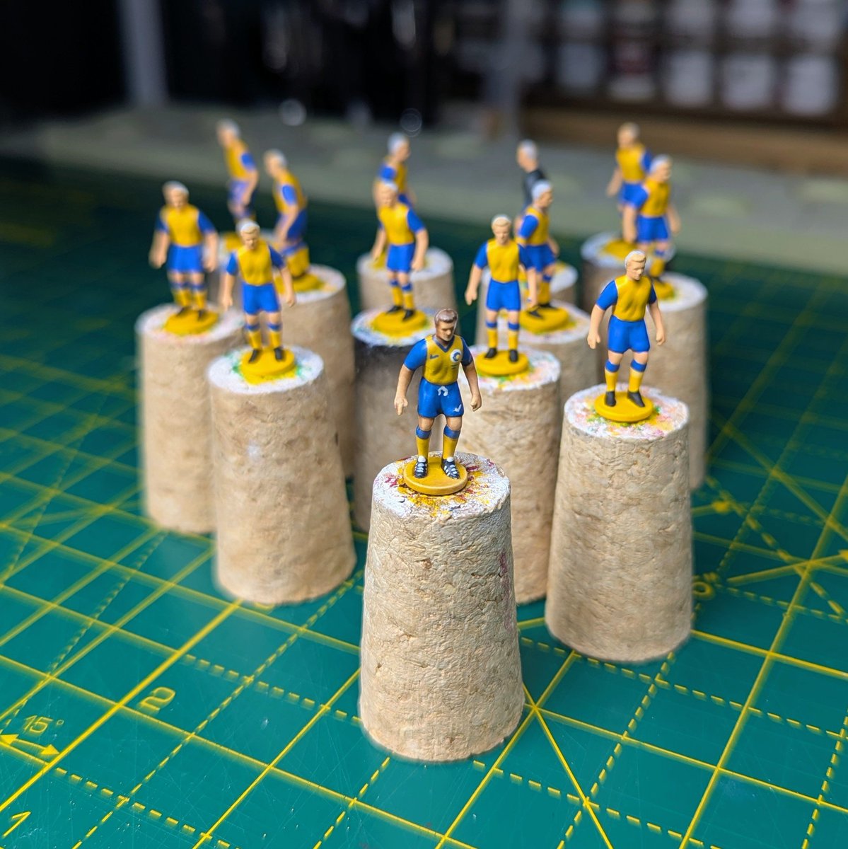 Time to crack on with my <a href="/EintrachtBSNews/">Eintracht BS</a> concept kit 🖌️🎨 I love experimenting with different colours and painting styles to see what works in the world of #Subbuteo ⚽

#minaiturepainting #footballart