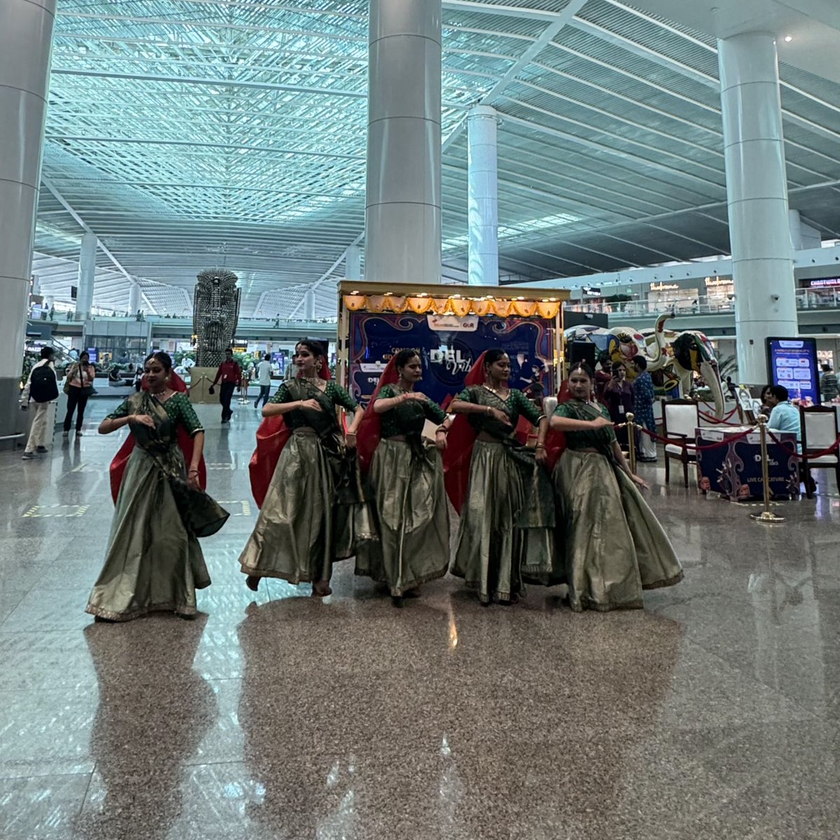 VImvinit007's tweet image. Nothing like live Kathak to brighten up Terminal 1 ✈️💫 Thank you @delhiairport

#delvibes #delhiairport #Terminal1
