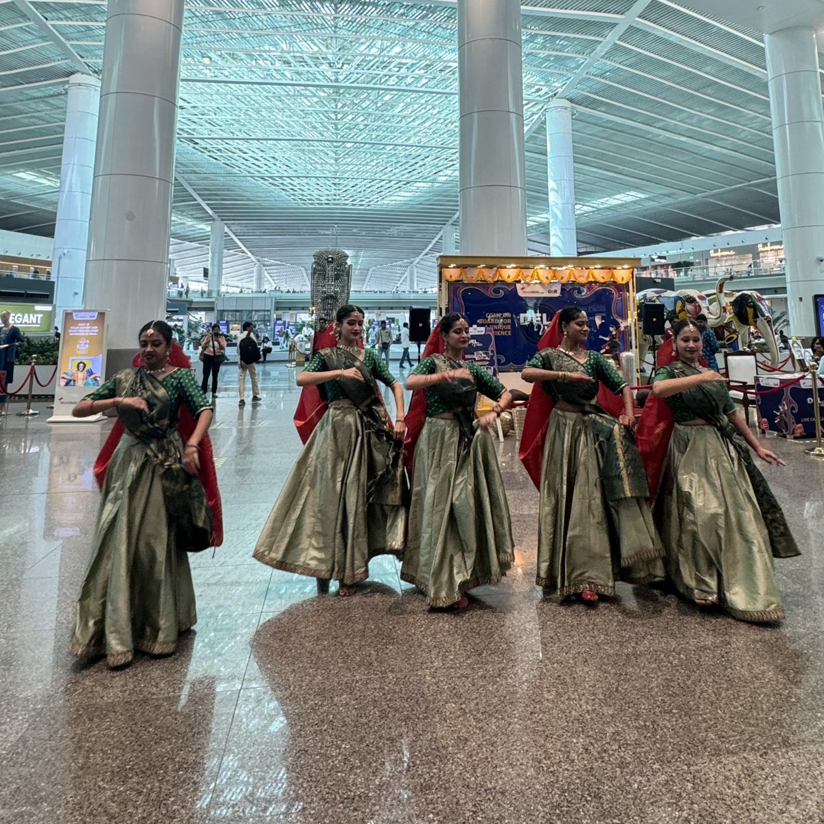 VImvinit007's tweet image. Nothing like live Kathak to brighten up Terminal 1 ✈️💫 Thank you @delhiairport

#delvibes #delhiairport #Terminal1