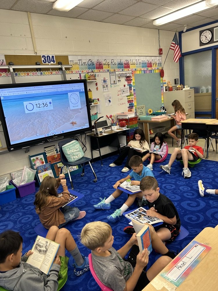 Reader's Workshop is underway in 3A! We've been enjoying connecting as a community of readers and book shopping for just right books! 📚📖