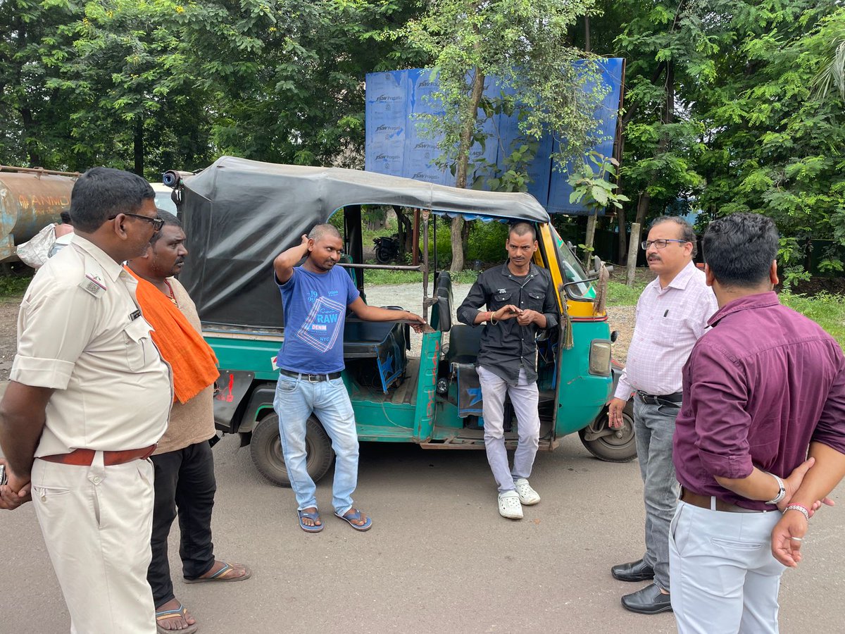 IPRD Saraikela-Kharsawan (@iprdsaraikella_) on Twitter photo जिला परिवहन पदाधिकारी द्वारा आज सार्वजनिक परिवहन वाहनों का निरीक्षण किया गया। निर्धारित क्षमता से अधिक यात्रियों को ले जाने एवं बिना परमिट परिचालित वाहनों पर मोटरयान अधिनियम के अंतर्गत दण्डात्मक कार्रवाई की गई।
<a href="/JharkhandCMO/">Office of Chief Minister, Jharkhand</a> <a href="/prdjharkhand/">IPRD Jharkhand</a> <a href="/DCseraikella/">DC Seraikela-Kharsawan</a> जिला परिवहन पदाधिकारी द्वारा आज सार्वजनिक परिवहन वाहनों का निरीक्षण किया गया। निर्धारित क्षमता से अधिक यात्रियों को ले जाने एवं बिना परमिट परिचालित वाहनों पर मोटरयान अधिनियम के अंतर्गत दण्डात्मक कार्रवाई की गई।
<a href="/JharkhandCMO/">Office of Chief Minister, Jharkhand</a> <a href="/prdjharkhand/">IPRD Jharkhand</a> <a href="/DCseraikella/">DC Seraikela-Kharsawan</a>