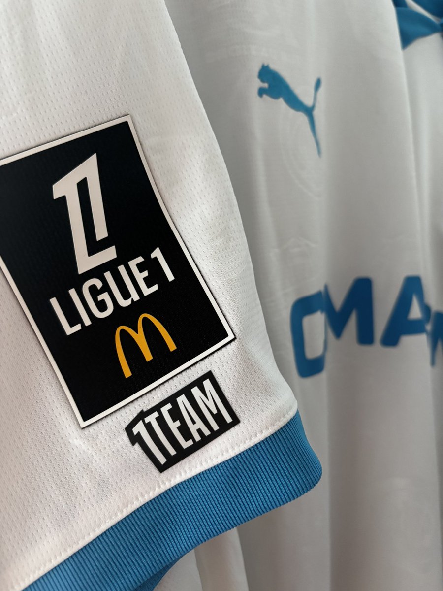 Footballogue's tweet photo. 𝗟𝗘 𝗙𝗢𝗢𝗧𝗕𝗔𝗟𝗟 𝗣𝗥𝗢 𝗠𝗢𝗡𝗧𝗥𝗘 𝗦𝗢𝗡 𝗘𝗡𝗚𝗔𝗚𝗘𝗠𝗘𝗡𝗧 ✊

Les maillots des clubs de Ligue 1 et Ligue 2 comporteront jusqu’à la fin de la saison un logo « 𝟭𝗧𝗘𝗔𝗠 » ! 🇫🇷 👕 

Cette marque a été créée pour appuyer l’engagement du football professionnel pour un sport plus inclusif, solidaire, durable et bon pour la santé.