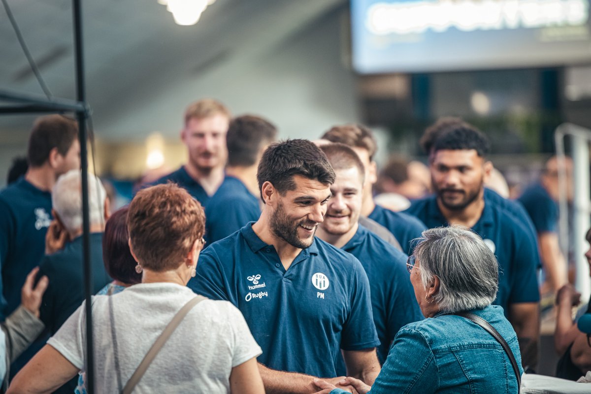 Agen Rugby - SUA LG (@agen_rugby) on Twitter photo Nouvelle saison aux côtés de nos supporters 🤝
Ce lundi, joueurs, staffs et supporters étaient réunis pour une soirée de communion et de partage au Salon Dubroca.
L'occasion pour notre président <a href="/JeffFonteneau/">Jeff Fonteneau</a> de renouveler les conventions avec nos clubs et associations de Nouvelle saison aux côtés de nos supporters 🤝
Ce lundi, joueurs, staffs et supporters étaient réunis pour une soirée de communion et de partage au Salon Dubroca.
L'occasion pour notre président <a href="/JeffFonteneau/">Jeff Fonteneau</a> de renouveler les conventions avec nos clubs et associations de
