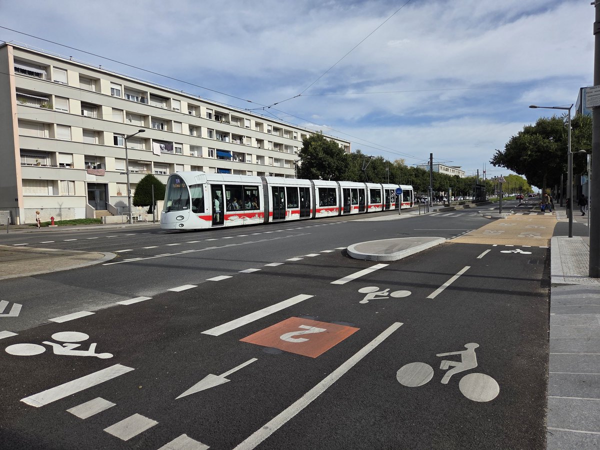 QBareille's tweet image. Lorsque le 🚋 est arrivé sur le Bd des États-Unis en 2009, la qualité des aménagements cyclables n&apos;était pas une priorité. L&apos;insertion de la Voie Lyonnaise a corrigé cette situation. Les places de stationnement ont ete desarificialisées et plantées pour gérer les eaux pluviales