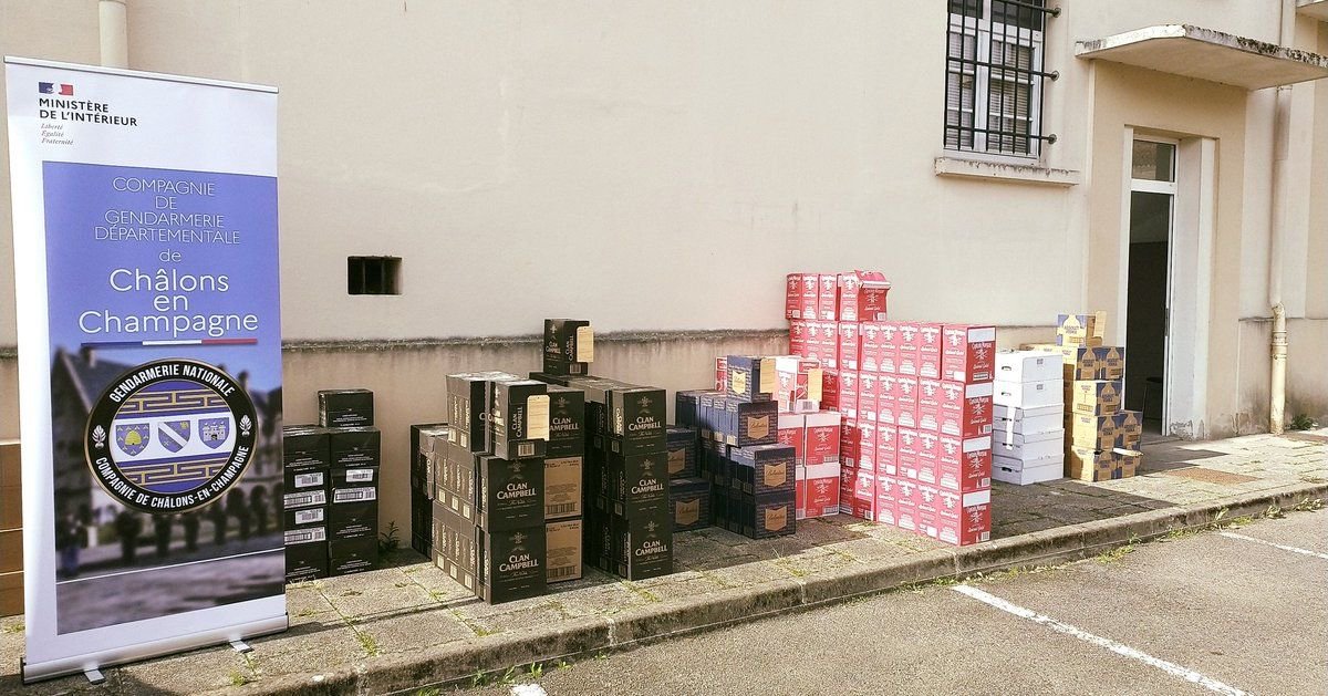 Gendarmerie's tweet image. #ContrôleDesFlux 🚚 Plus de 1000 litres d'alcool saisis !
Contrôlé par les gendarmes de la #Marne, le conducteur  revenait du Luxembourg avec près de 13 000€ de marchandises.
➡️ Saisie de la cargaison 🥃 et véhicule placé en fourrière
➡️ Un individu interpellé ⚖️
