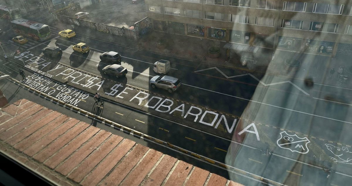 Mensaje de protesta de la hinchada de Millonarios al frente de las instalaciones de Caracol Radio
