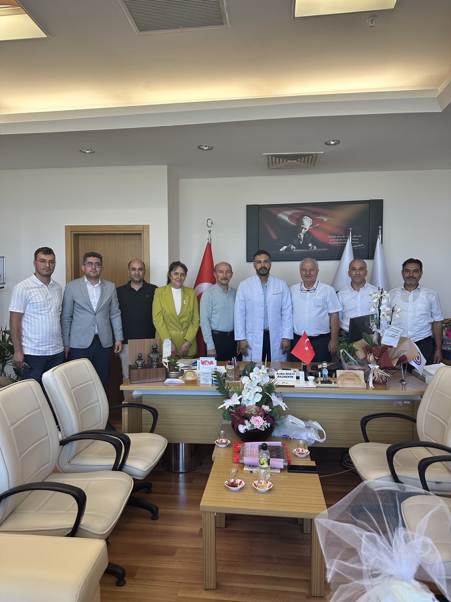 Memur-Sen İl Başkanımız Ali KESKİN ve Şube-İl Başkanlarımız Sağlık-Sen AFSÜ Başkanımız, AFSÜ Başhekimi Doç. Dr. Aydın BALCI’ya Hayırlı Olsun ziyaretinde bulunarak bilgi alışverişinde bulunuldu.
Nazik misafirperverliğinden dolayı Sn. Başhekim’e teşekkür ederiz.