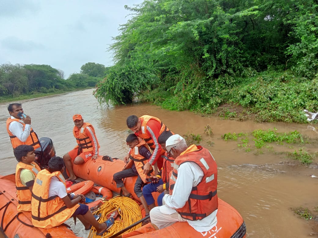 NDRF ЁЯЗоЁЯЗ│ (@ndrfhq) on Twitter photo тЫИя╕П #FWR Ops | Ahilyanagar (MH) | 16 Sep
ЁЯФ╕NDRF team conducted ops at Chandani Nandani River, Vill-Varur Budruk, Sevgaon
ЁЯФ╕14 persons rescued safely from flood-affected areas & shifted to safer places in coordination with Civil Adm
<a href="/HMOIndia/">рдЧреГрд╣рдордВрддреНрд░реА рдХрд╛рд░реНрдпрд╛рд▓рдп, HMO India</a> <a href="/PIBHomeAffairs/">PIB - Ministry of Home Affairs</a> <a href="/PIBMumbai/">PIB in Maharashtra ЁЯЗоЁЯЗ│</a> тЫИя╕П #FWR Ops | Ahilyanagar (MH) | 16 Sep
ЁЯФ╕NDRF team conducted ops at Chandani Nandani River, Vill-Varur Budruk, Sevgaon
ЁЯФ╕14 persons rescued safely from flood-affected areas & shifted to safer places in coordination with Civil Adm
<a href="/HMOIndia/">рдЧреГрд╣рдордВрддреНрд░реА рдХрд╛рд░реНрдпрд╛рд▓рдп, HMO India</a> <a href="/PIBHomeAffairs/">PIB - Ministry of Home Affairs</a> <a href="/PIBMumbai/">PIB in Maharashtra ЁЯЗоЁЯЗ│</a>