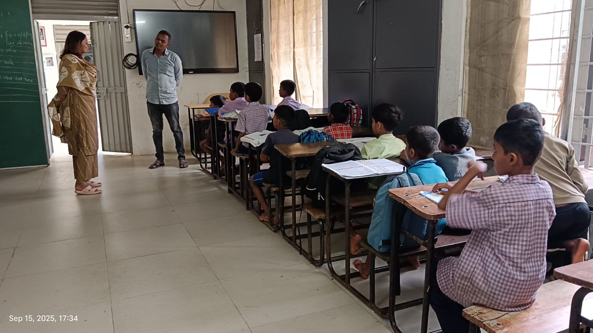 રેસીડેનશિયલ હોસ્ટેલ ઝરી, તાલુકા સુબીરની મુલાકાત લઈ, બાળકોને મળી, રાશન, રસોઈઘર, રહેવાના ઓરડા તપસ્યા. ચોખ્ખું અને ગુણવત્તાયુક્ત જમવાનું, પાણી, સાફસફાઈ, રમતગમતનાં સાધનો, બાળકોને ઈતર વાંચન સારાં પુસ્તકો રાખવા બાબતે જરૂરી કાર્યવાહી કરવા આચાર્યશ્રીને સૂચના આપી.