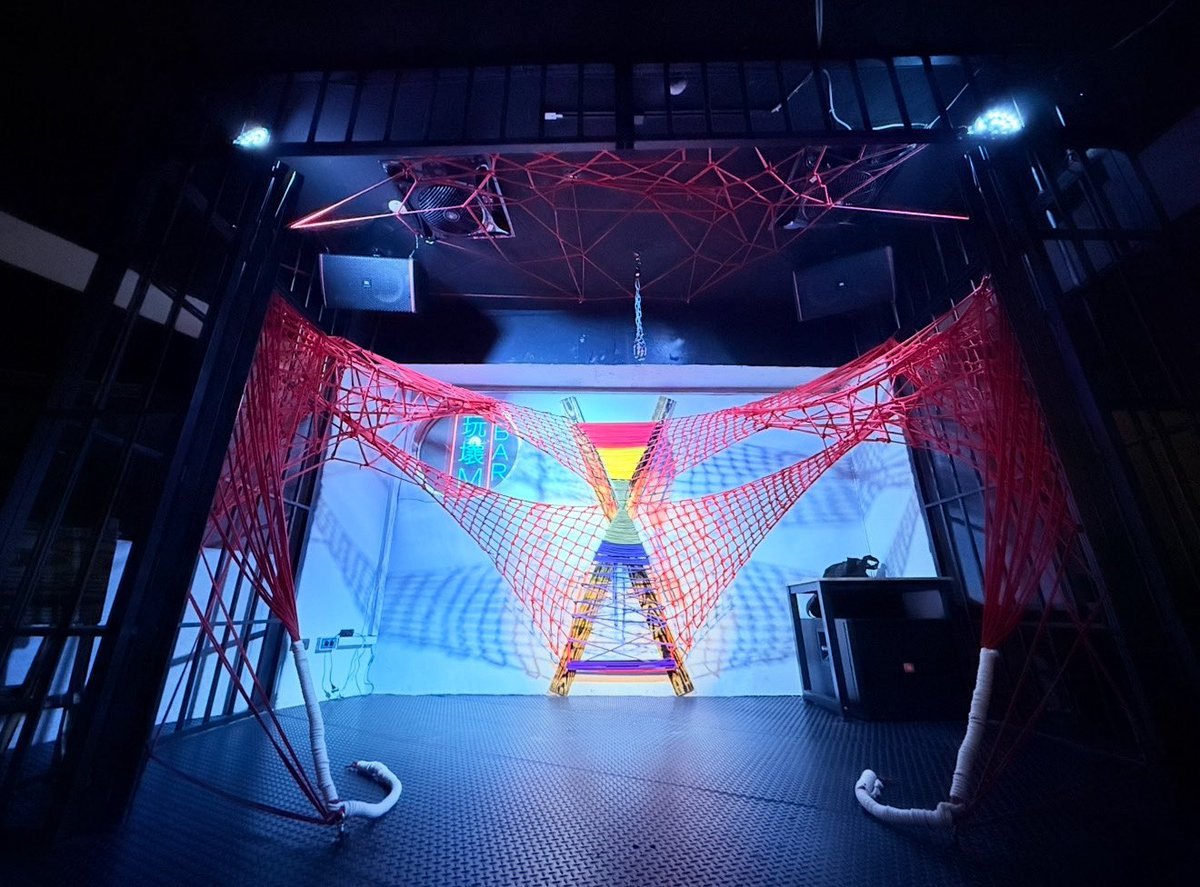 九月份「玩壞」的大景出來了喔！這次大景的主題是
「自由不被約束的翅膀」
象徵著：
展開彩虹翅膀，
飛過偏見的天空，
勇敢活成自己。
也許我們的大景無法做到盡善盡美，但也是我們的努力，也希望以後能做的更好更完美。更歡迎大家來玩壞拍照打卡，這次大景不確定會展示到什麼時候，請大家把握時間來喔