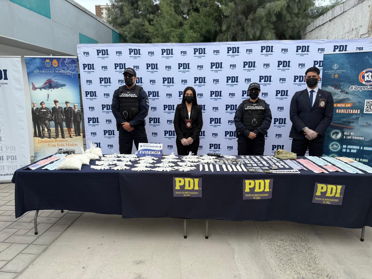 PDI_Tarapaca's tweet photo. El Equipo MT-0 #Iquique y Dipolmar, desbarataron una organización dedicada al tráfico en pequeñas cantidades en puntos turísticos de la ciudad. La investigación permitió detener a 11 personas, incautar casi 6 kilos de distintas drogas, 4 vehículos y cerca de 5 millones de pesos. https://t.co/gGllQO4u3p