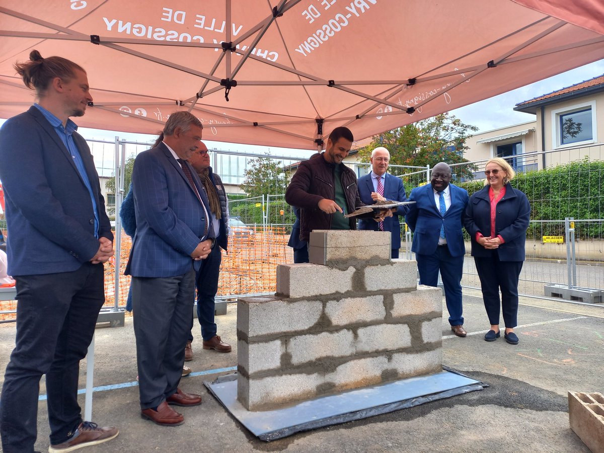 Votre <a href="/urps_med_idf/">URPS Médecins Ile-de-France</a> aux côtés du Maire et des professionnels de santé de 
Chevry-Cossigny pour la 1ère pierre de la MSP, avec l'appui de <a href="/ARS_IDF/">ARS Île-de-France</a>, <a href="/iledefrance/">Région Île-de-France</a> et de la MSA.
Une équipe et une ville hors normes au service des patients.