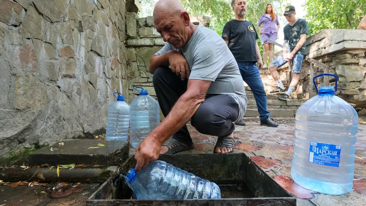 💧 #Donbas faced a critical #water shortage this summer. In #Donetsk itself, water—often cloudy and with dirty sediment—is supplied once every 3 days for 4 hours, and even less frequently in some settlements.

🔗 What are the causes of the water #crisis?
novayagazeta.ru/articles/2025/…