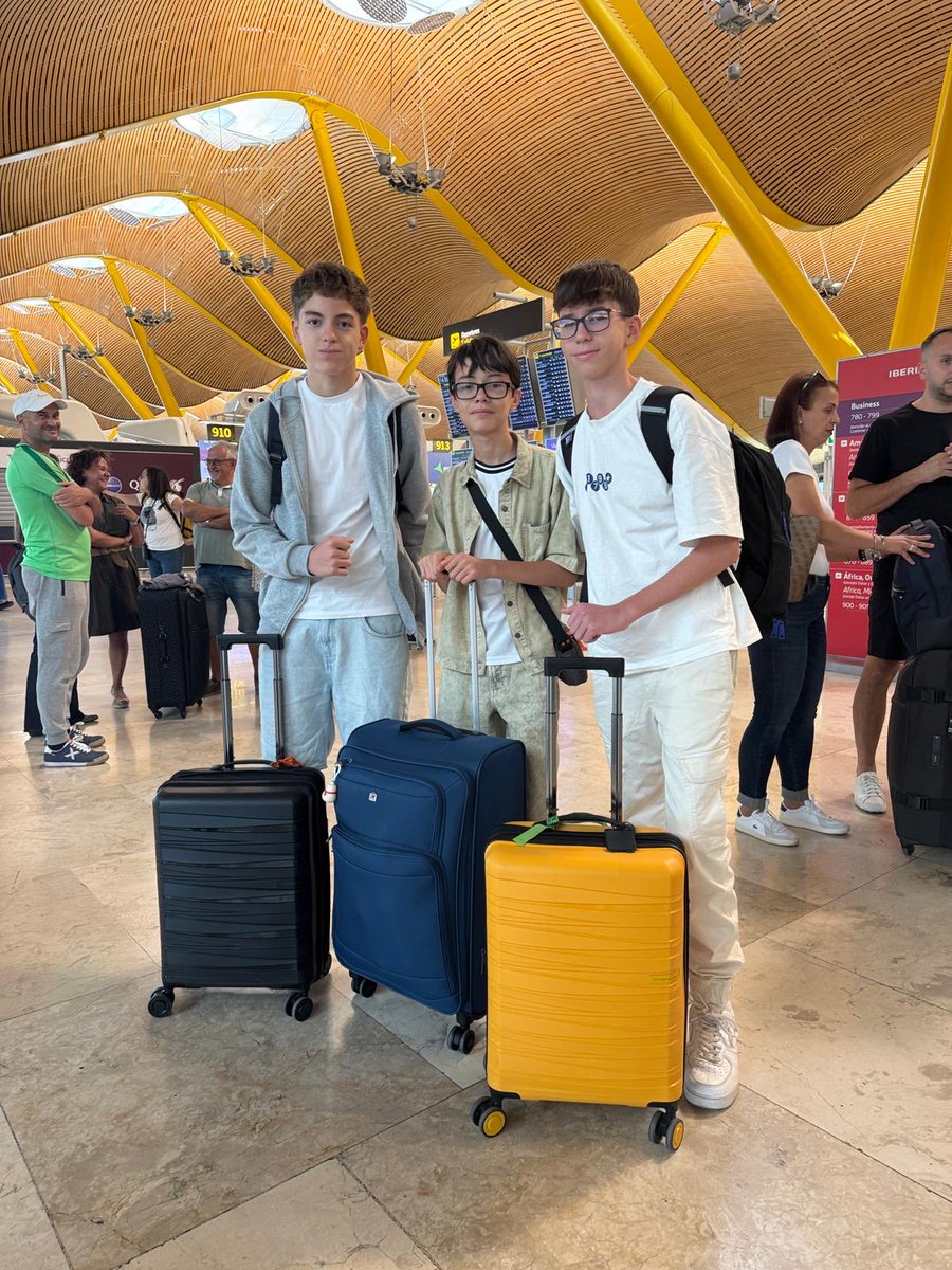 escolapiasSE's tweet image. Comienza nuestra #schoolintegration en #Eastbourne (Inglaterra) con compañeras/os de otros colegios de #Escolapias de España. Tres semanas viviendo con una familia británica y asistiendo a clase en un colegio inglés. ¡Comienza la aventura!
#despega #inmersiones #english