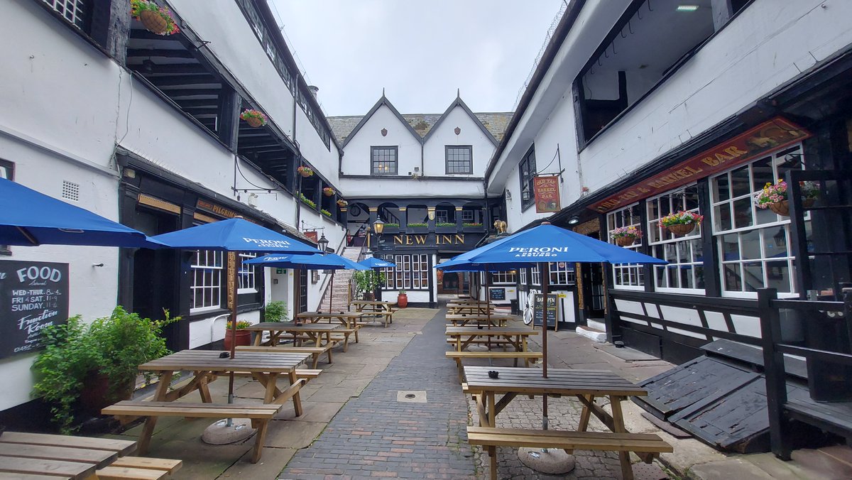 Despite widespread claims, there are not many mediaeval pubs still serving. The ones that survive are all inns. The best preserved is the New Inn at Gloucester. We know from tree-ring dating that construction began in 1432 and it was first mentioned in the records in 1455 🧵
