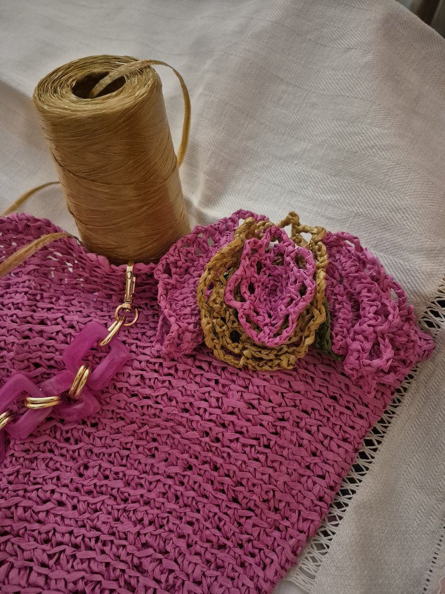 I made this crochet bag out of fuchsia-colored raffia thread. It also includes a case-bag that is also sewn completely by hand. The case can be used as a case but also to be carried as a bag inside the bag. It is currently on sale, with a 50% discount, for more information or