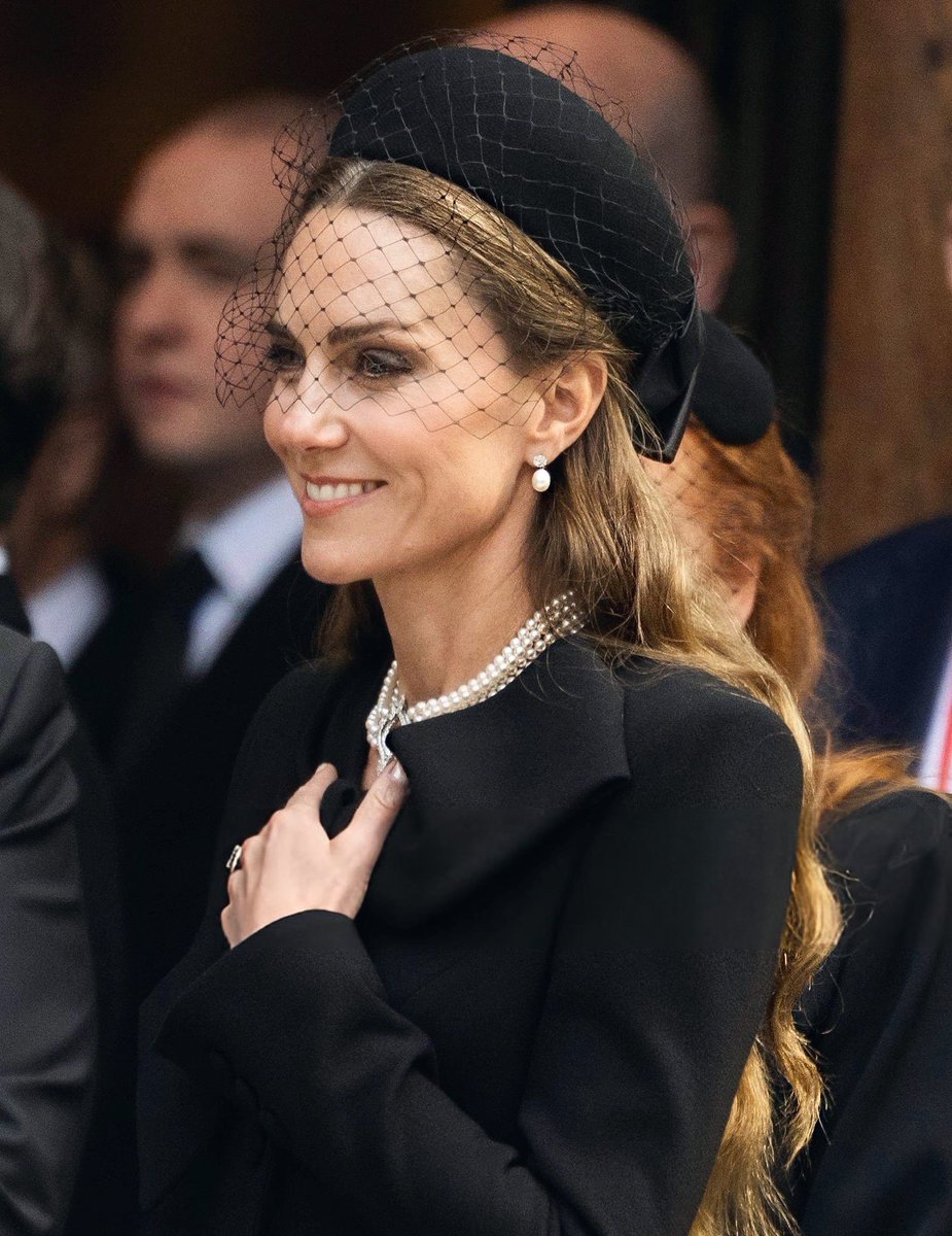 She’s such a classic beauty!

The Princess of Wales today 🖤