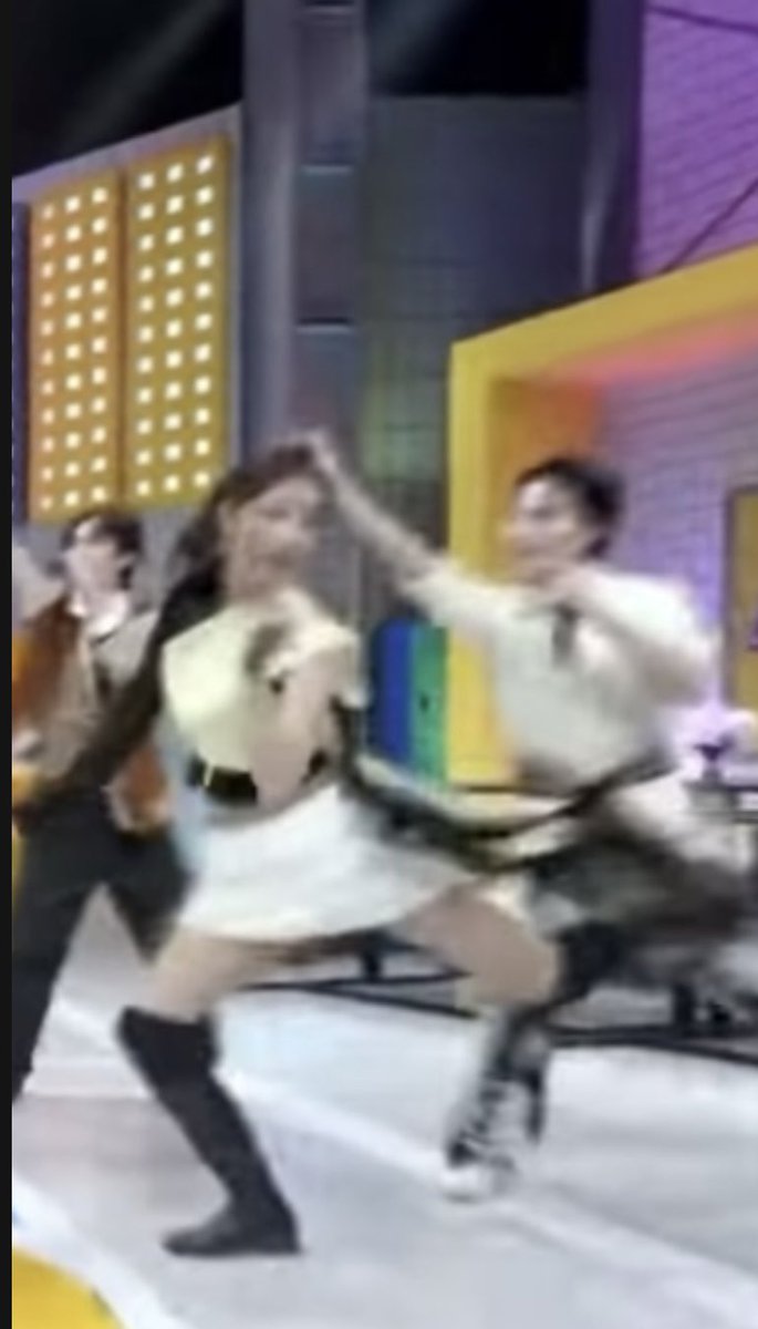 PinPattheera's tweet image. ท่าติ๊กถูกแบบกลับหัว ✅🔄 by @pxnkpsx 
#HelloLockerEp4 #XEBISEntertainment