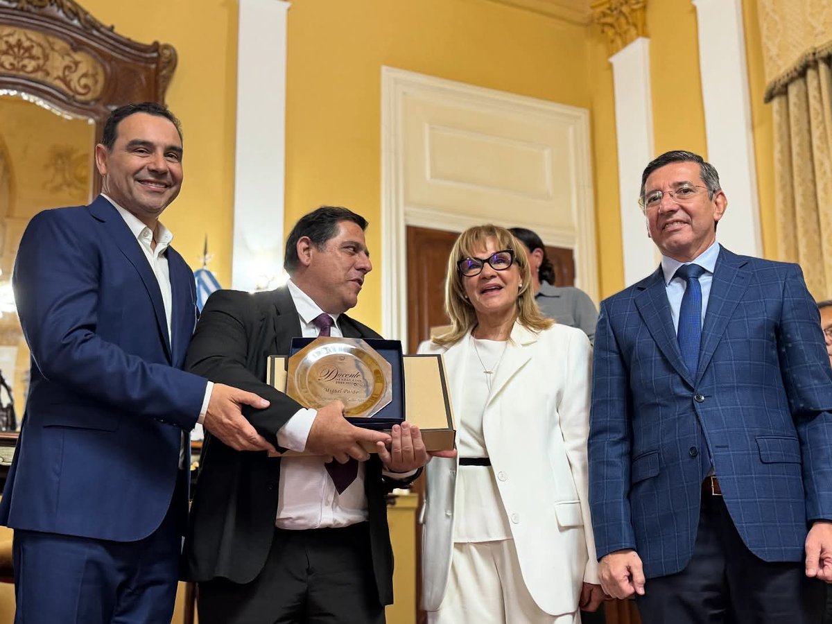 Distinguimos a docentes correntinos destacados, verdaderos protagonistas de la transformación educativa y del crecimiento de nuestra provincia.
Con vocación, compromiso y pasión, inspiran cada día a nuestros niños, niñas y jóvenes.

¡Gracias por dejar huella en cada generación!