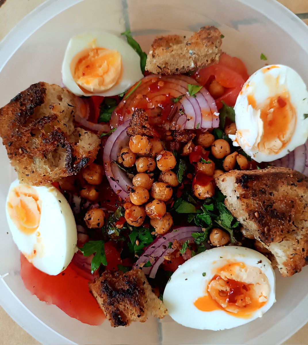 Bulbizohar's tweet image. Regarde ça @julieelmaleh1 ! Une salade de tomates à la Harissa avec pois chiches grillés au zaatar et 3000 kg de coriandre ! De la vraie nourriture Habibi 😠🫵🏽 
#LaCoriandreDoitDominerLeMonde #MacronExplosion