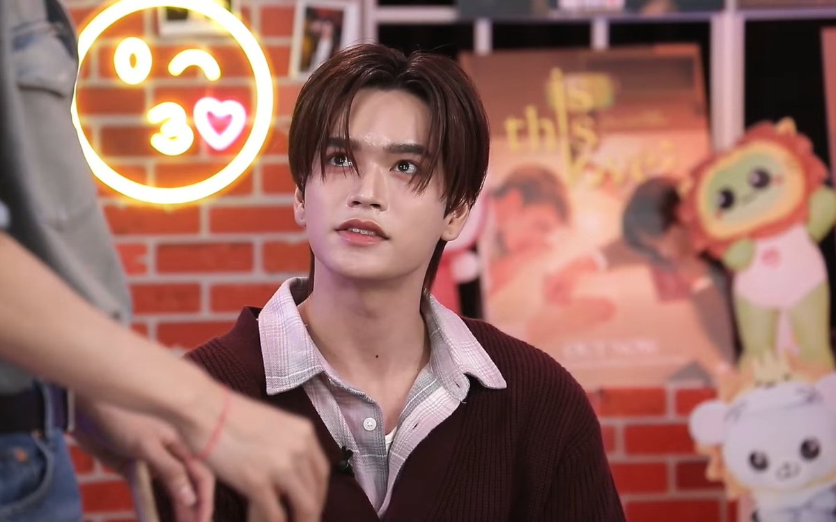 ตาเป็นประกายมากกกกกโหหหหหห

HOST JU X METHAS CIAR RV

#GMMTVLiveHouse
#markjtrn  #junniorrs