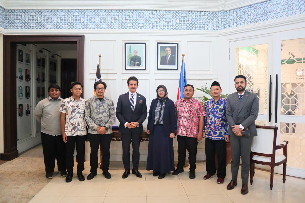 Delighted to receive President <a href="/OICYouthIndo/">OIC Youth Indonesia</a> Ms. Astrid &amp; her delegation. Explored ways to boost Pakistan–Indonesia coop in education, trade, tourism &amp; people-to-people ties. Emphasized the role of youth forums in countering #Islamophobia and enhancing #Interfaithharmony